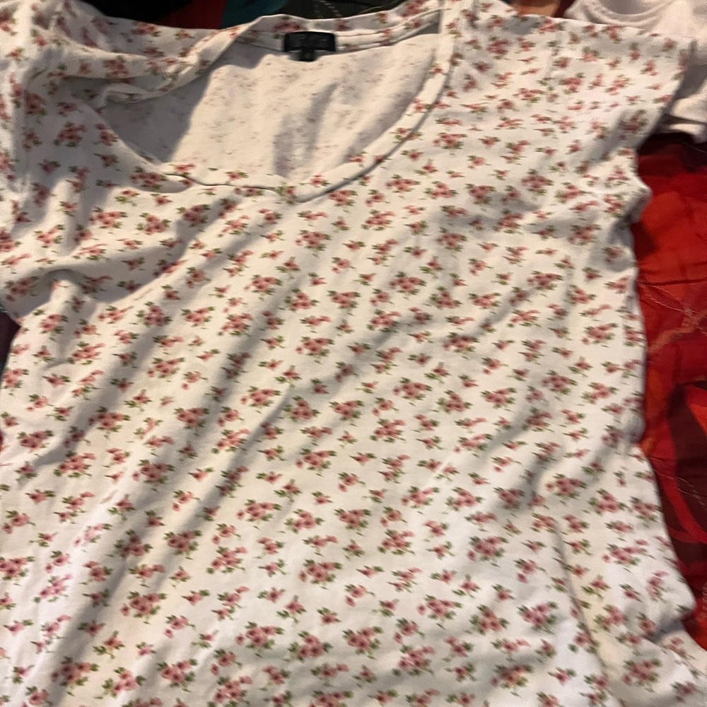 Brand Splash, Size M. Coquette roses shirt!